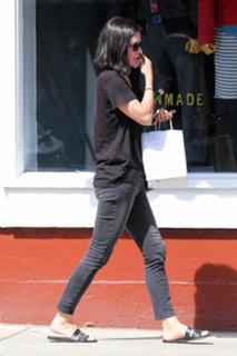 Courteney Cox feet photo thumbnail