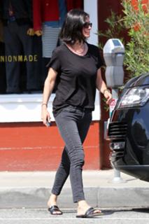 Courteney Cox feet photo thumbnail