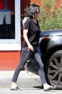 Courteney Cox feet photo thumbnail