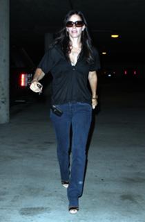 Courteney Cox feet photo thumbnail