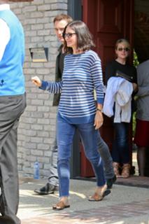 Courteney Cox feet photo thumbnail