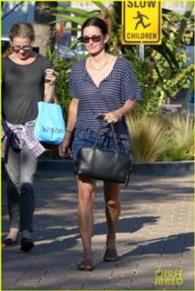Courteney Cox feet photo thumbnail