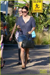 Courteney Cox feet photo thumbnail