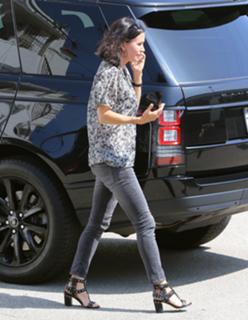 Courteney Cox feet photo thumbnail