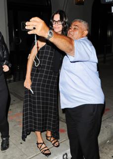 Courteney Cox feet photo thumbnail