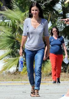 Courteney Cox feet photo thumbnail