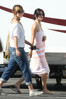 Courteney Cox feet photo thumbnail