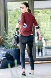 Courteney Cox feet photo thumbnail