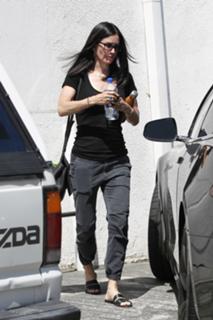 Courteney Cox feet photo thumbnail