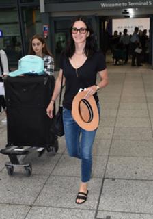 Courteney Cox feet photo thumbnail