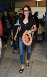 Courteney Cox feet photo thumbnail