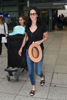 Courteney Cox feet photo thumbnail