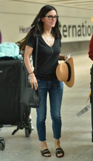 Courteney Cox feet photo thumbnail