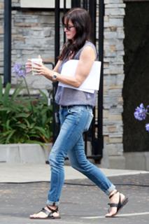 Courteney Cox feet photo thumbnail