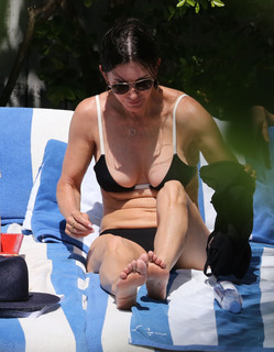 Courteney Cox feet photo thumbnail