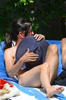 Courteney Cox feet photo thumbnail