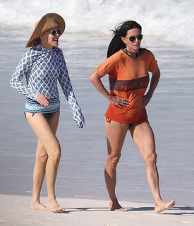 Courteney Cox feet photo thumbnail