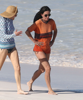 Courteney Cox feet photo thumbnail