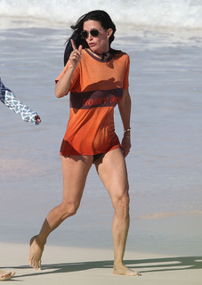 Courteney Cox feet photo thumbnail