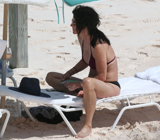 Courteney Cox feet photo thumbnail