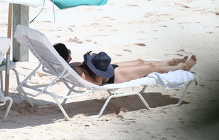 Courteney Cox feet photo thumbnail