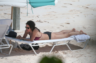 Courteney Cox feet photo thumbnail