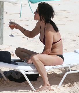Courteney Cox feet photo thumbnail