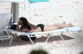 Courteney Cox feet photo thumbnail