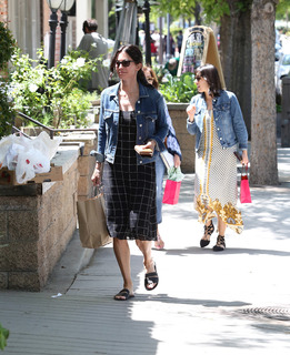 Courteney Cox feet photo thumbnail