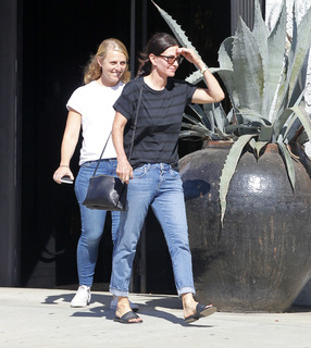 Courteney Cox feet photo thumbnail