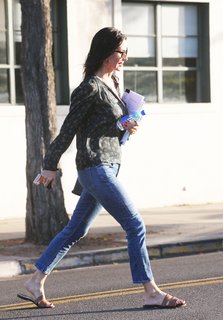 Courteney Cox feet photo thumbnail