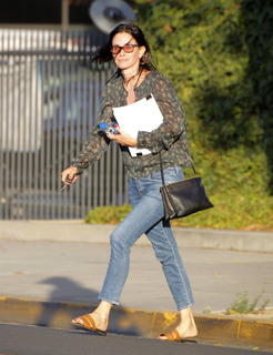 Courteney Cox feet photo thumbnail