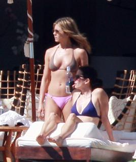 Courteney Cox feet photo thumbnail