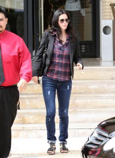 Courteney Cox feet photo thumbnail