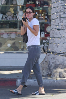 Courteney Cox feet photo thumbnail
