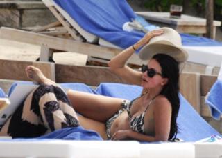 Courteney Cox feet photo thumbnail