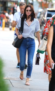 Courteney Cox feet photo thumbnail