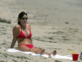 Courteney Cox feet photo thumbnail
