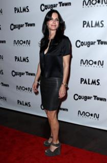 Courteney Cox feet photo thumbnail