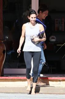 Courteney Cox feet photo thumbnail