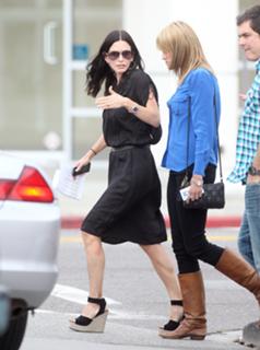 Courteney Cox feet photo thumbnail