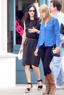 Courteney Cox feet photo thumbnail