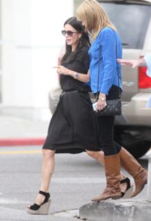 Courteney Cox feet photo thumbnail