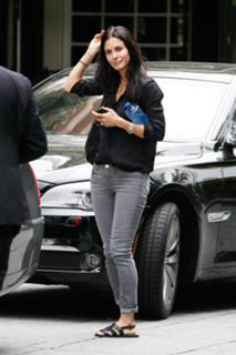 Courteney Cox feet photo thumbnail