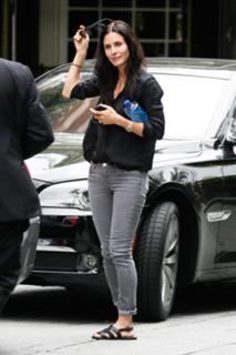 Courteney Cox feet photo thumbnail