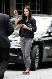 Courteney Cox feet photo thumbnail