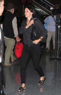 Courteney Cox feet photo thumbnail