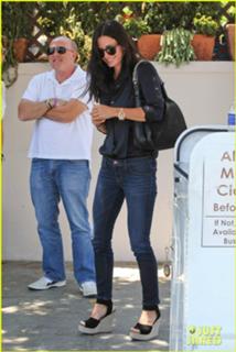 Courteney Cox feet photo thumbnail