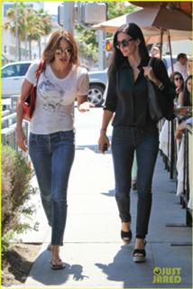 Courteney Cox feet photo thumbnail