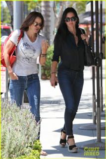Courteney Cox feet photo thumbnail